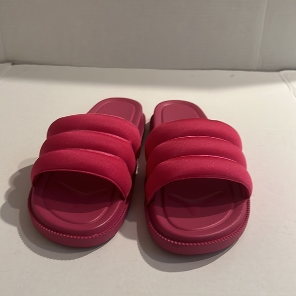 Hot Pink Flip Flop pre owned - Picture 2 of 5